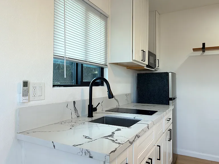 1016 Cedar Brk — Photo 1