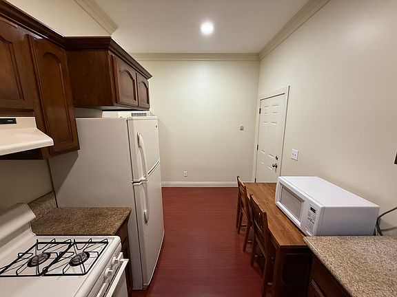2nd image of 2108 Oak St APT B