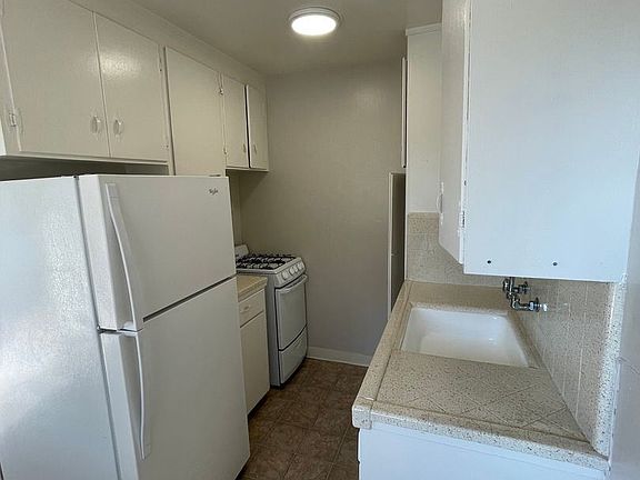 2nd image of 121 N 8th St #6