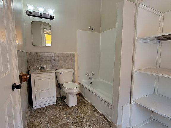 5th image of 17 1/2 26th St E #1