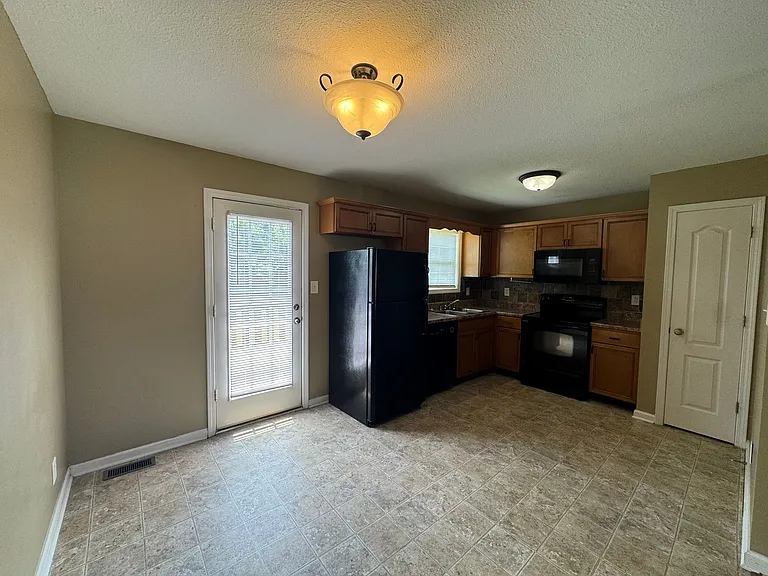 371 Andrew Dr — Photo 8