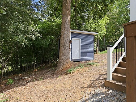 3rd image of 151 Dogwood Cir