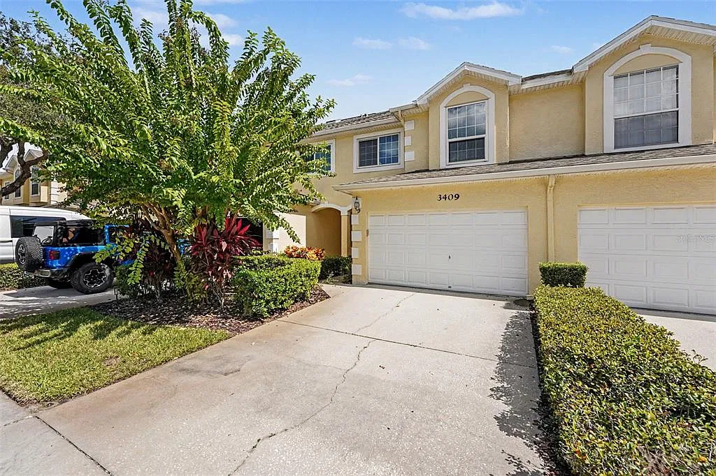 3 bed, 2.5 bath, 1644 sqft, $2,600 — Photo 2