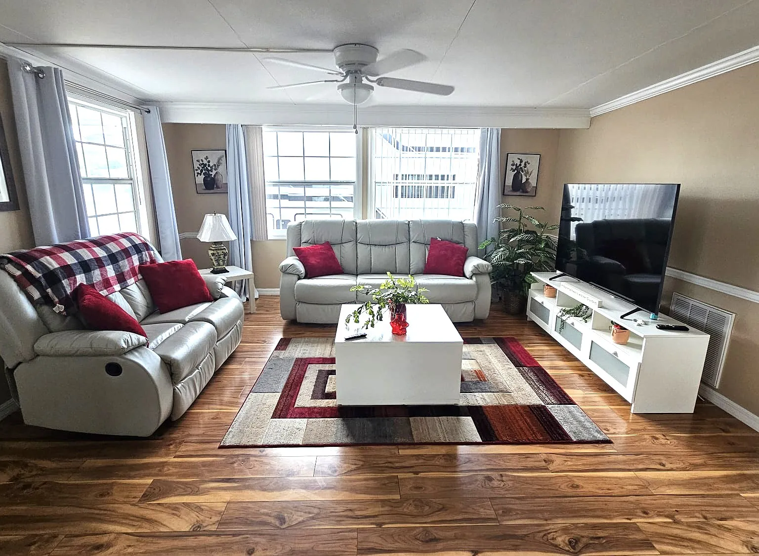 2 bed, 1.5 bath, 880 sqft, $1,300 — Photo 2