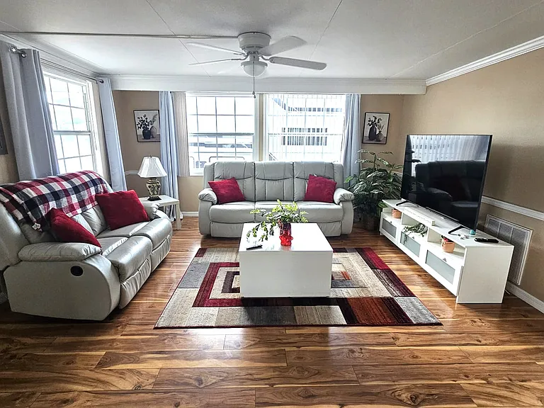 610 Center Crest Blvd — Photo 2