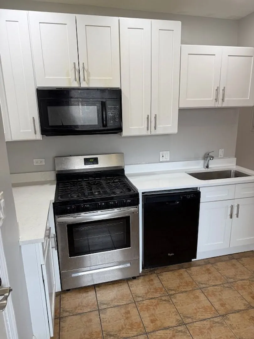Building Photo - 6442 N Hamilton Ave #44