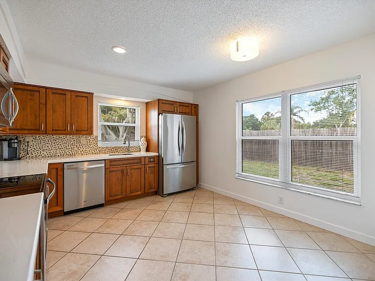 818 Plum Tree Ln — Photo 7