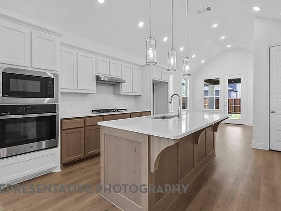 3rd image of 3238 Summerland Dr