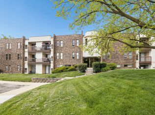 2216 Country Club Dr APT 15, Woodridge, IL 60517