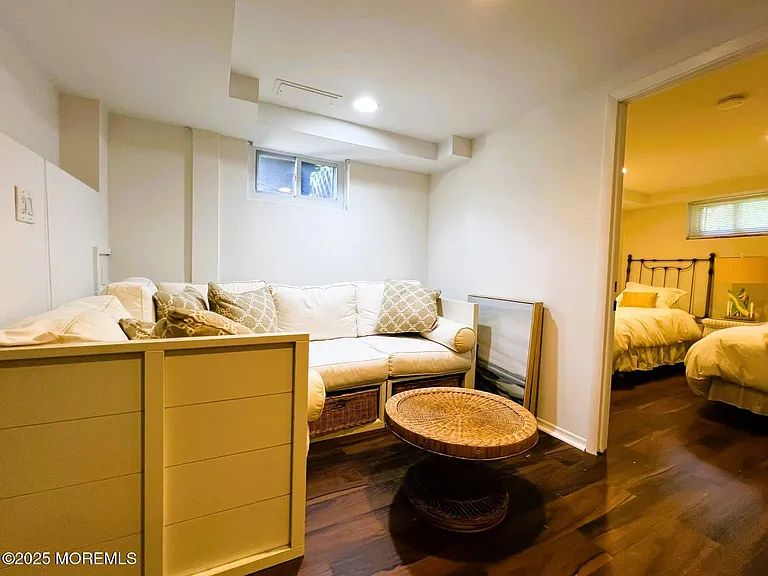370 Macarthur Ave — Photo 23