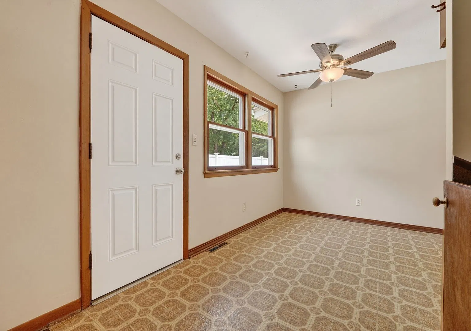 610 E Elaine — Photo 4