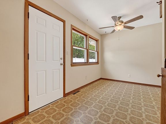 4th image of 610 E Elaine Ave
