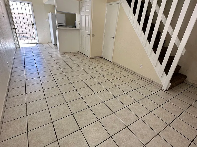 Spacious Townhomes near Fairgrounds — Photo 2