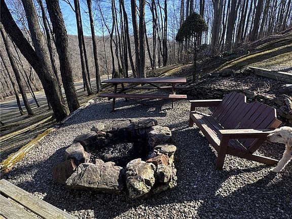 3rd image of 725 Red Mill Rd