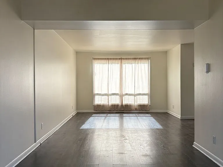 Spacious 3 Bedroom Townhome Available Now Great Location! — Photo 23