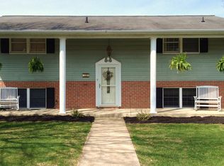 32 Warwick Dr, Chambersburg, PA 17201