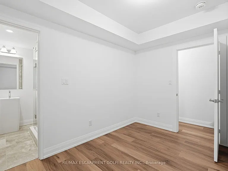 4876 Simcoe St #1 — Photo 10