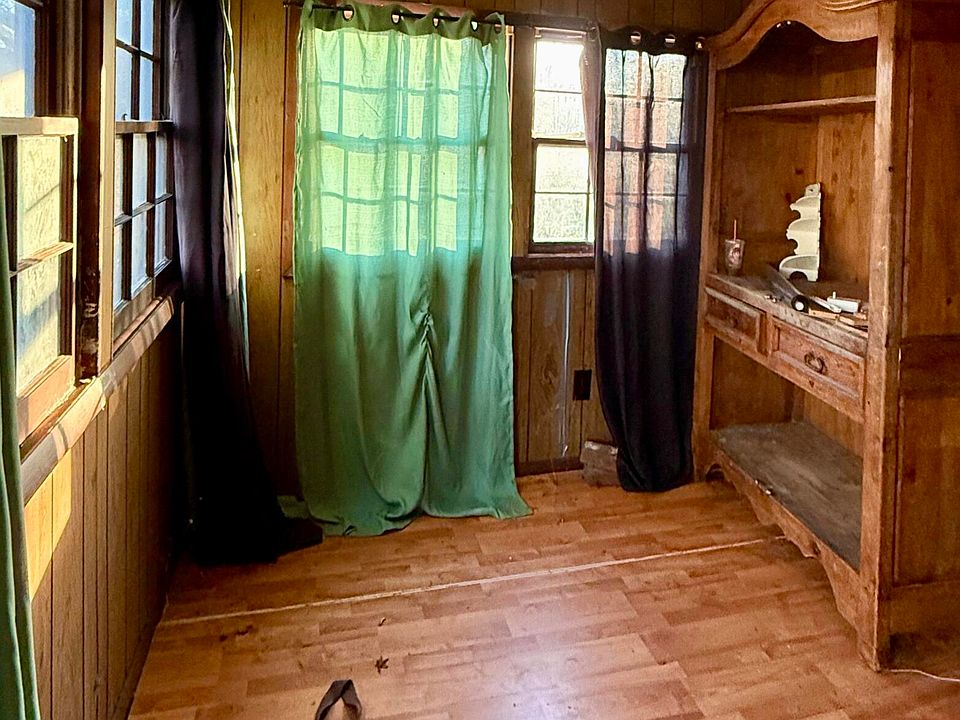 4th image of 834 Peasley St