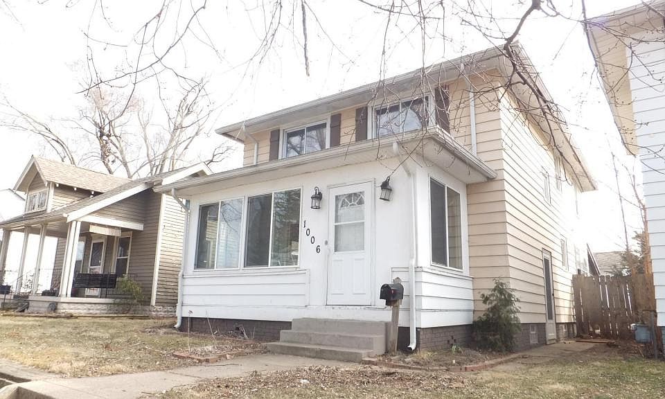 1st image of 1006 E Victoria St