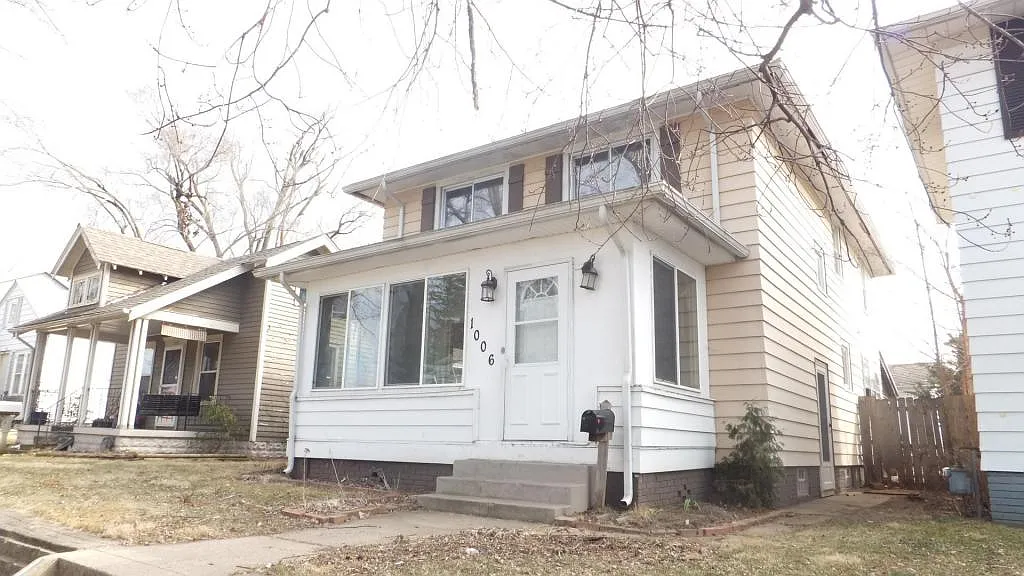 1006 E Victoria St photo 1