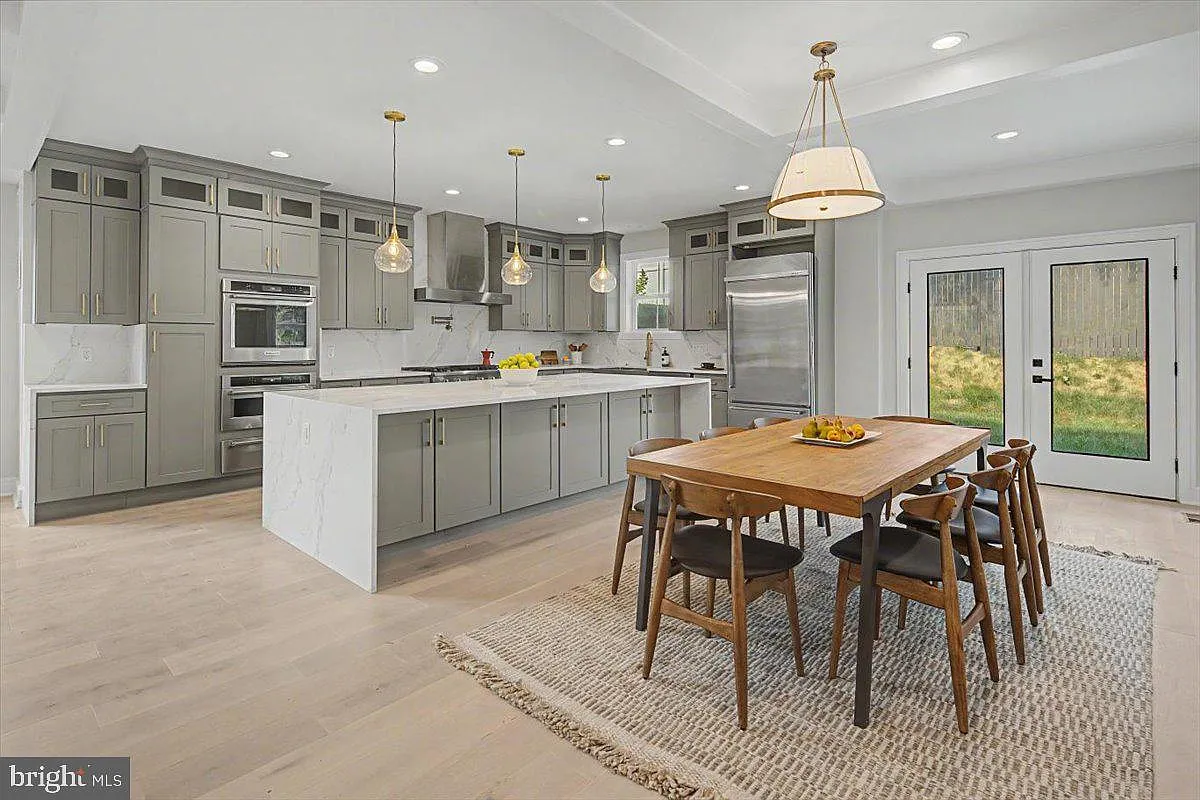 6 bed, 5.5 bath, 5450 sqft, $9,500 — Photo 2