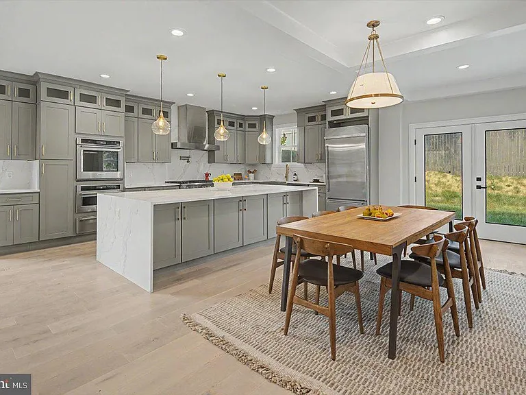 2902 Vista St NE — Photo 2