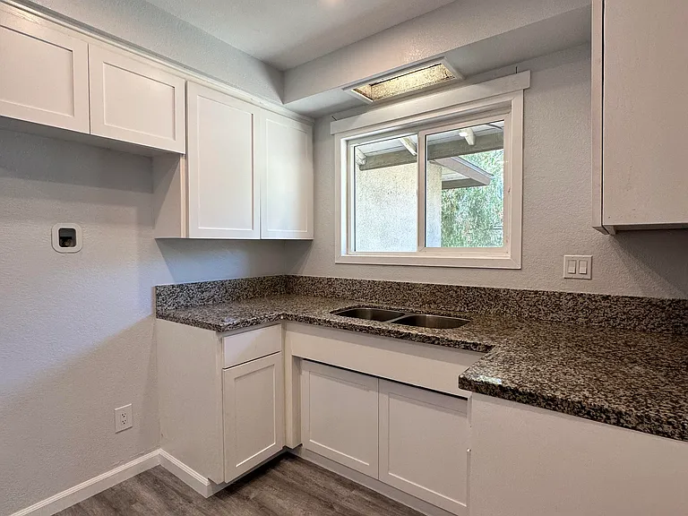 126 S Maimone Ave — Photo 6