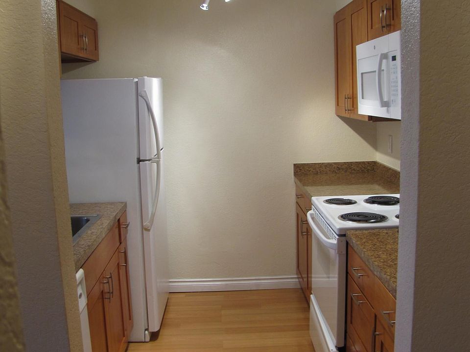 1st image of 19924 19th Ave NE APT 301