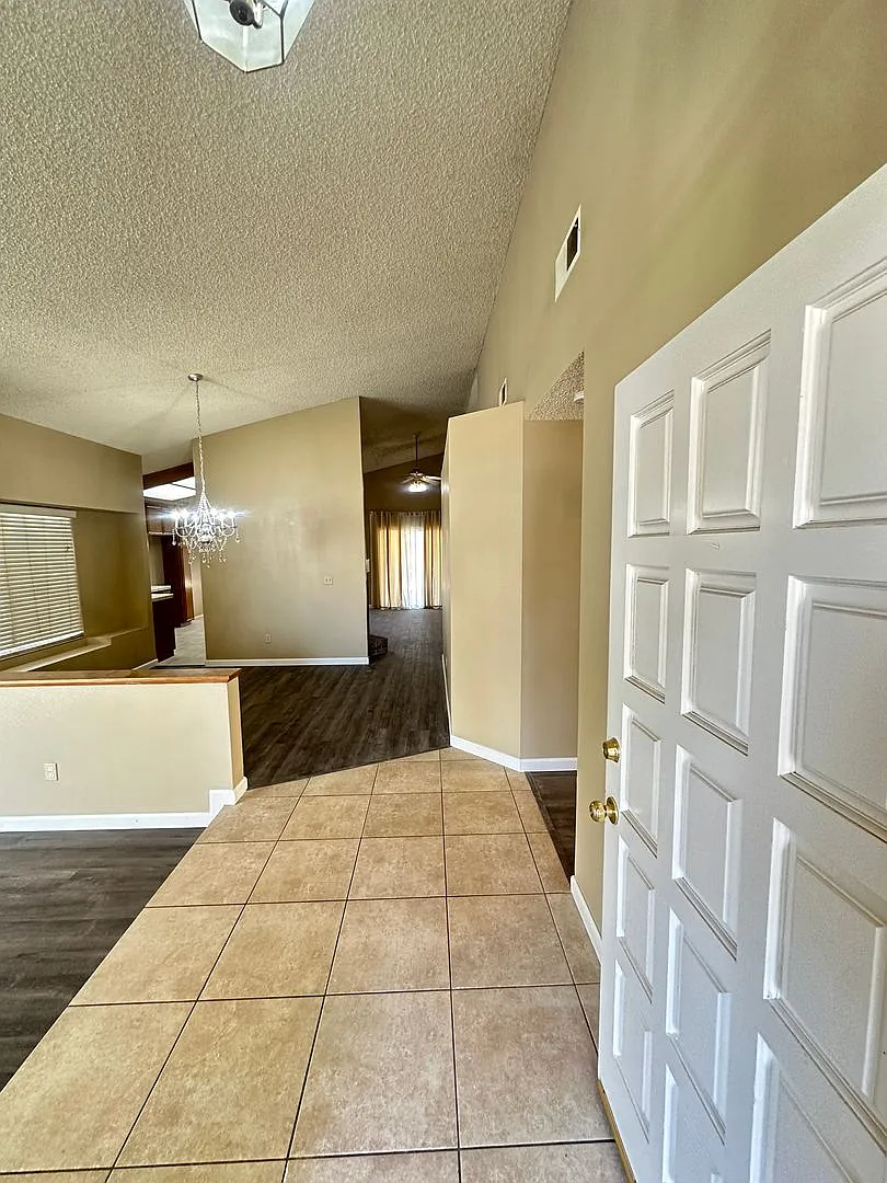 Charming 3-Bedroom Home in Southwest Bakersfield — Photo 2