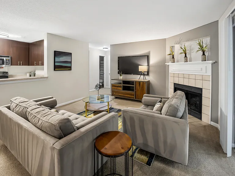 University Ridge Apartments — Photo 7