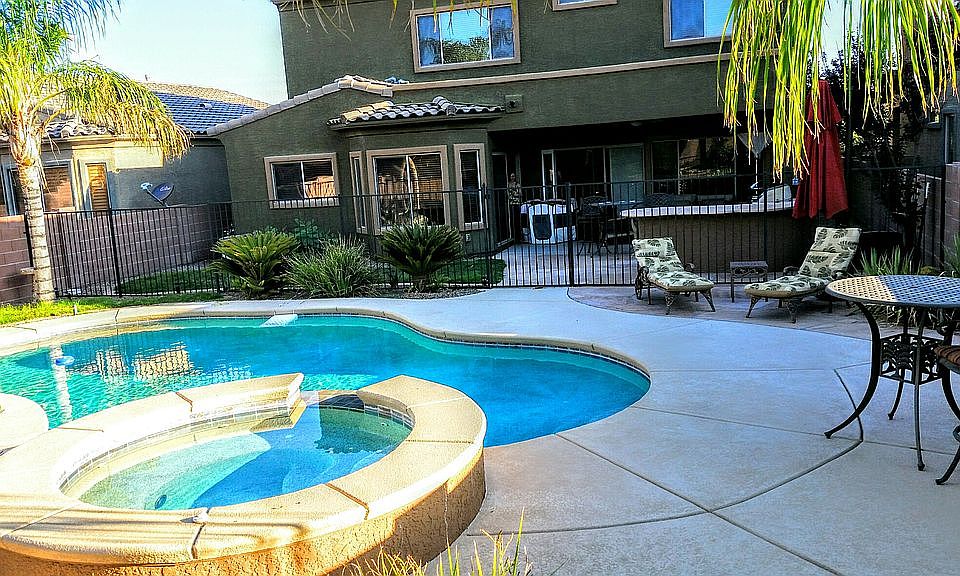 Outside living area & grill