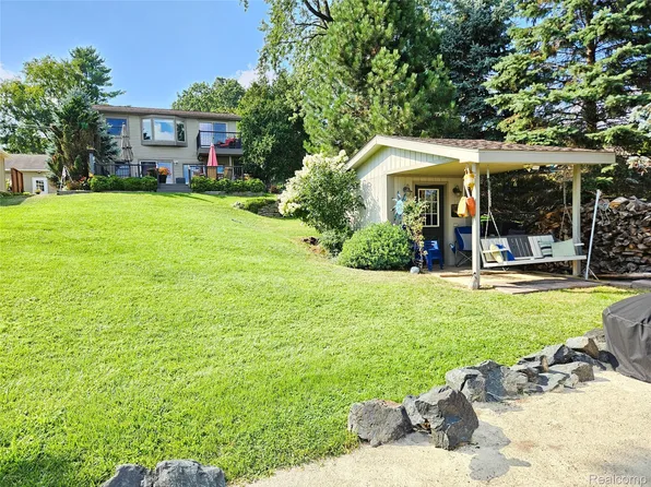 1325 Beach Dr, Lake Orion, MI 48360