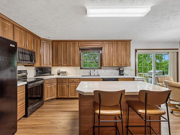 21st image of 20 Riverbend Ln