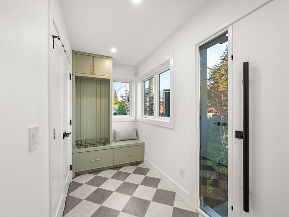 4th image of 2491 Lynden St #2