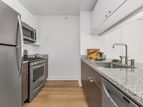 5th image of 4310 Crescent St APT 905