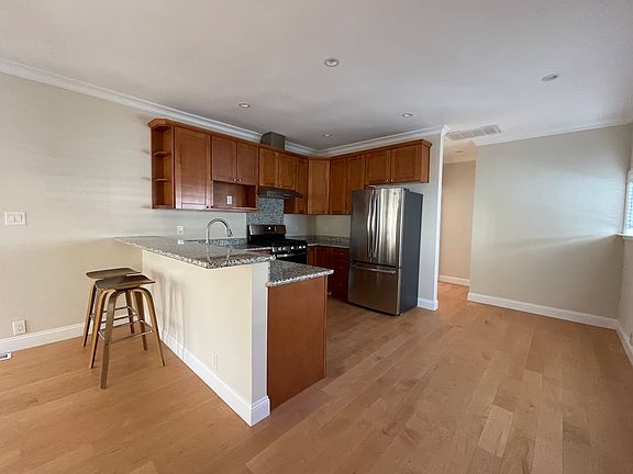 Kitchen with bar counter