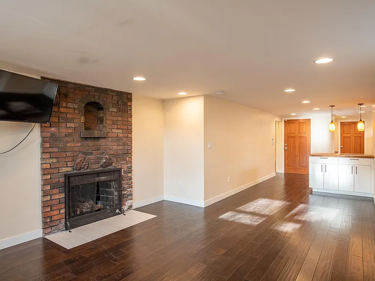 1300 W Franklin St #50 — Photo 8
