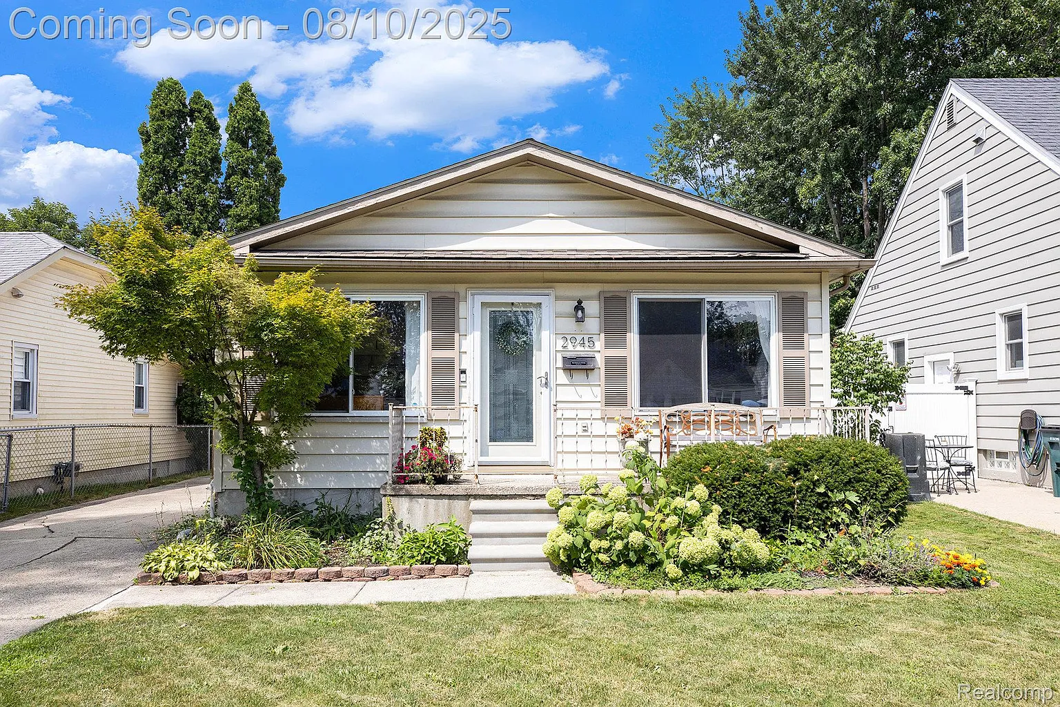 2945 Ellwood Ave photo 1