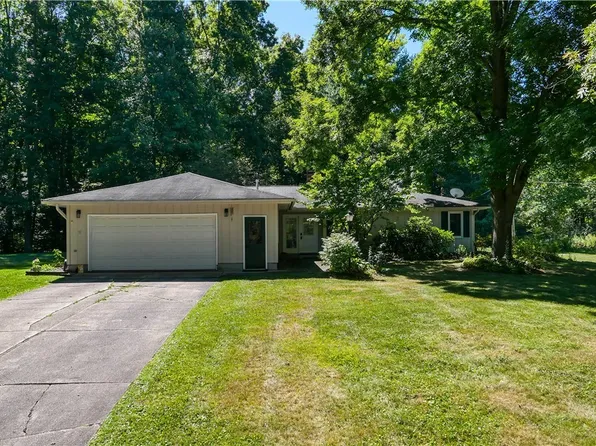 8144 S Park Dr, Garrettsville, OH 44231