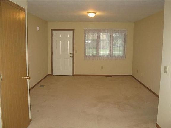 3rd image of 515 Woodpointe Dr