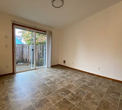 5th image of 390 Elma Ave SE