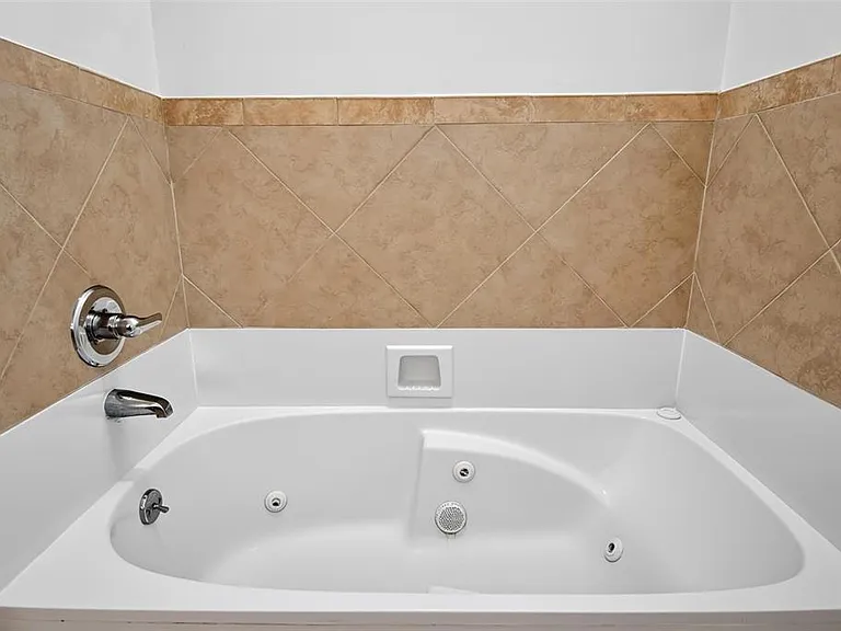 231 Wellington Dr — Photo 14