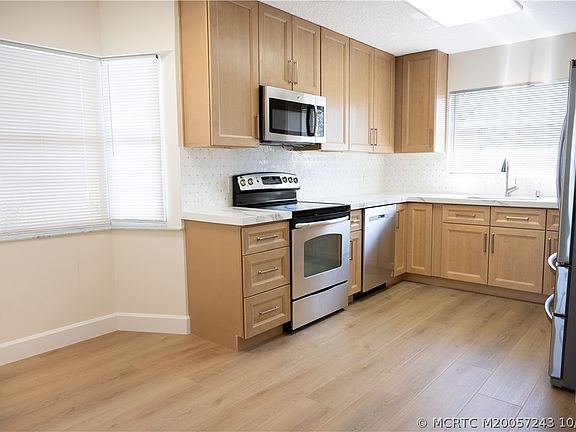 3rd image of 356 Grove Isle Cir