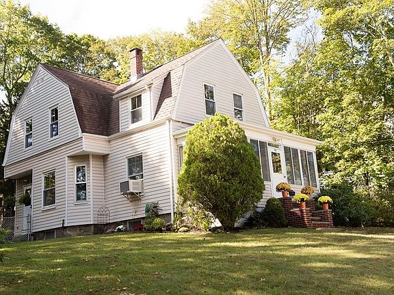 2nd image of 40 Hollis St