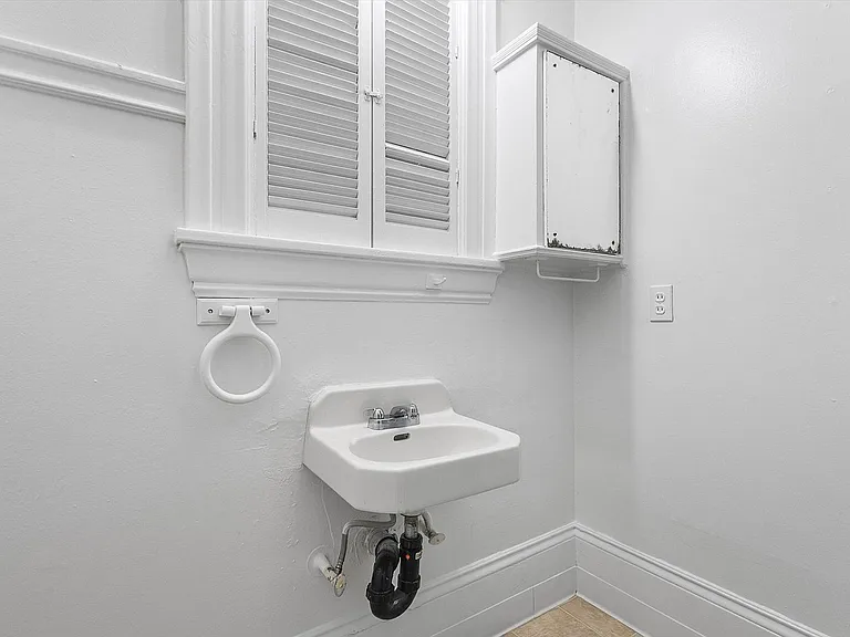 1501 Grand St #D - Studio | 1 bath — Photo 7