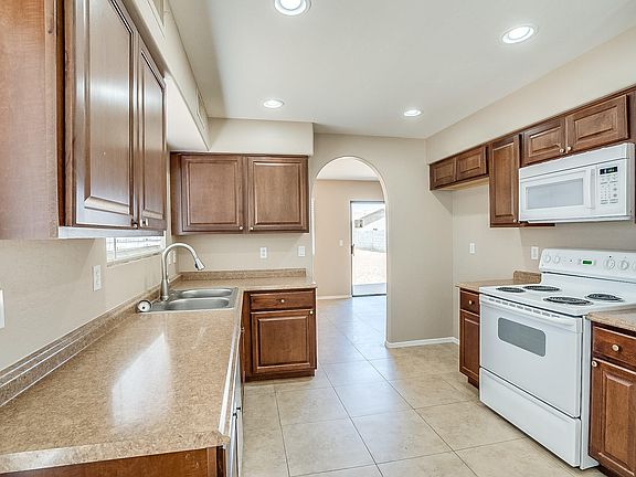 3rd image of 412 N Aaron Cir