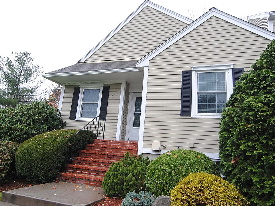 1st image of 4 Stillwater Dr
