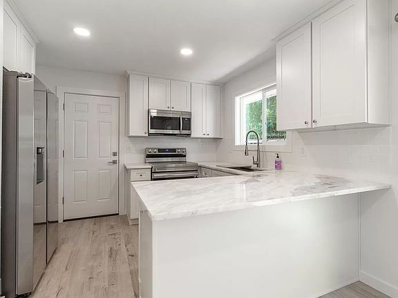 5th image of 3412 Washington St