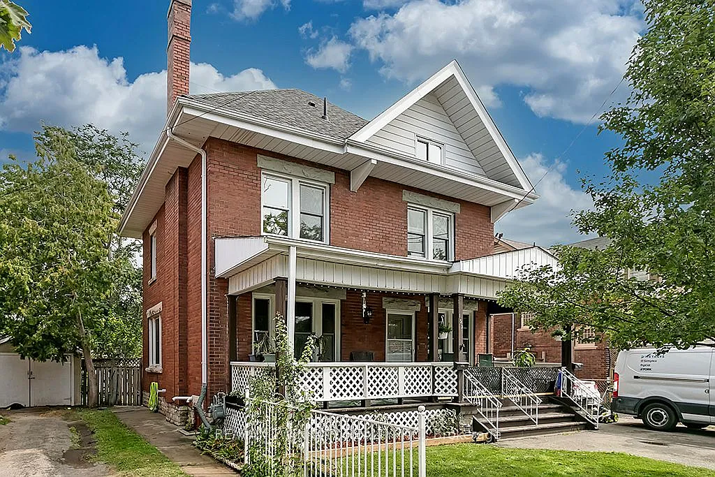 4 bed, $2,390 — Photo 2