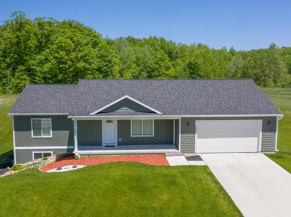 5305 N Point Dr, Pierson, MI 49339